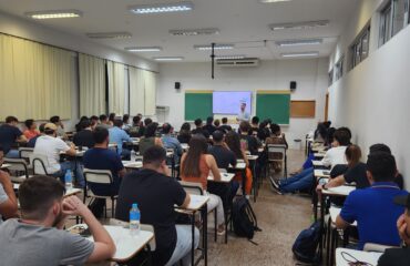 sala de aula com alunos da Uningá, tendo palestra com o sócio e CMO da Vehlor, agência digital de estágios, Ricardo Grassano
