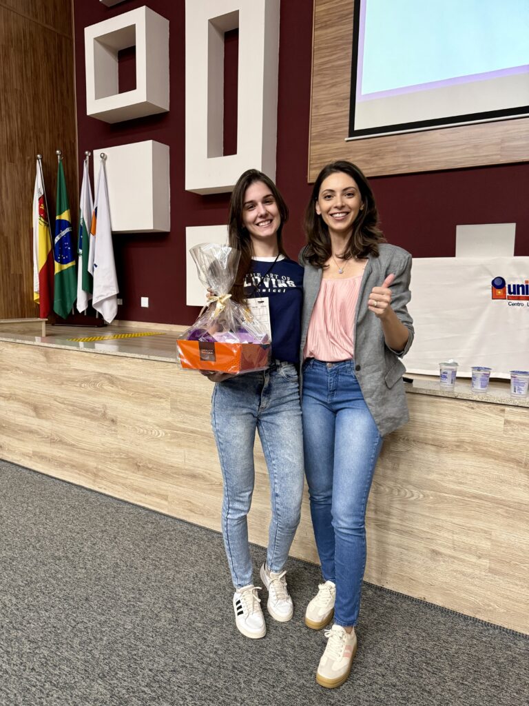 Heloize Bassetti com alunos de Psicologia no Congresso da Uningá