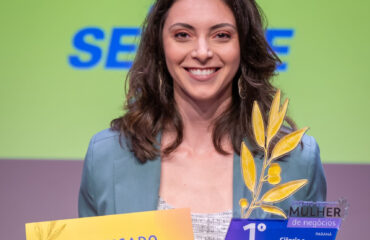 Heloize Pismel Bassetti, CEO da Vehlor, segurando o troféu do primeiro lugar do prêmio Mulher de Negócios do SEBRAE, na Categoria Ciência e Tecnologia