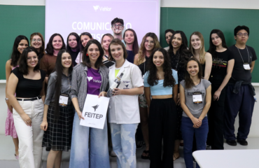 CEO da Vehlor, agência digital de estágios, Heloize Pismel Bassetti, com estudantes da UNIFEITEP, em palestra sobre Comunicação Profissional.
