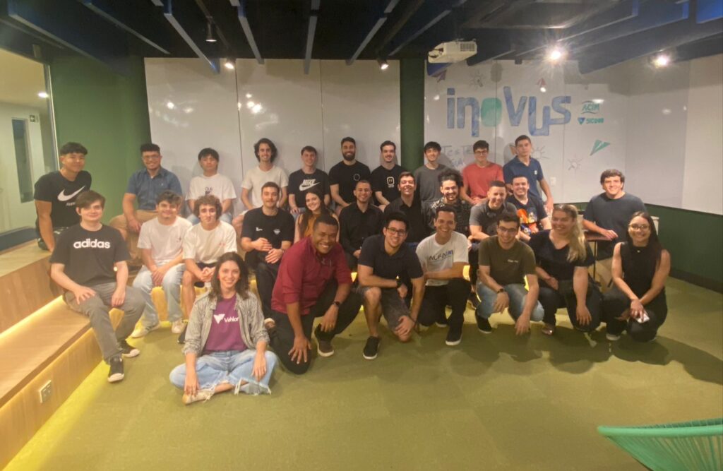 CEO da Vehlor com estudantes da UEM nos eventos de setembro na ACIM