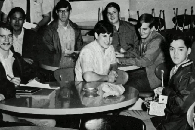 Steve Jobs com colegas engenheiros, um dos grandes estagiários da história