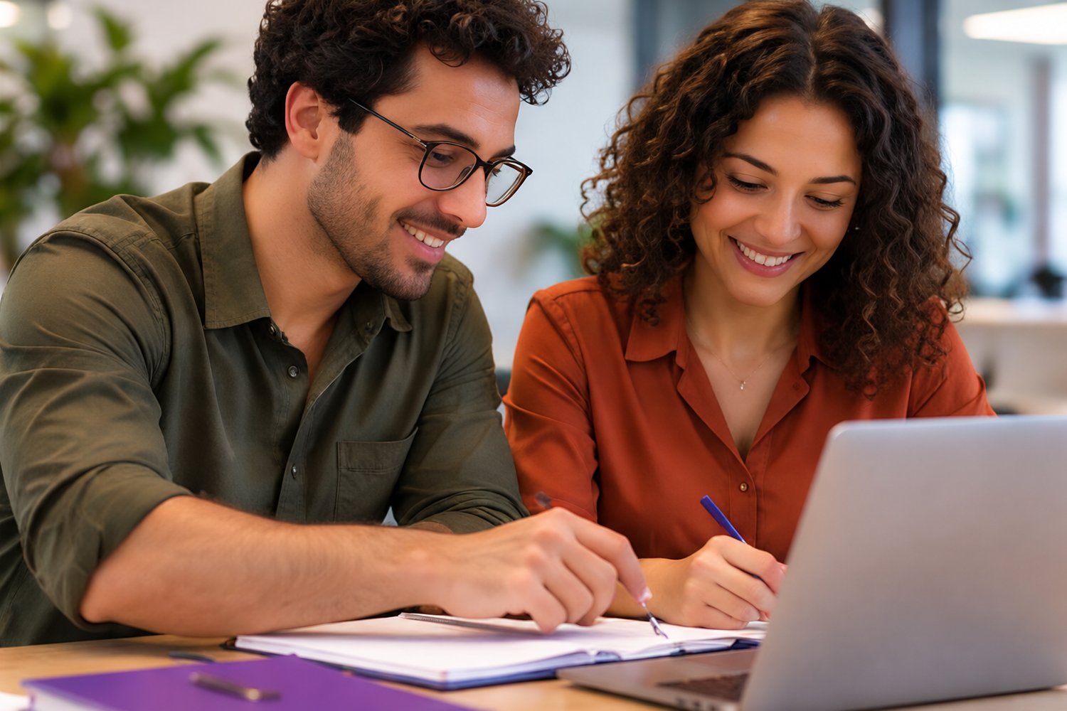 Dupla de RH escreve a descrição de vaga de estágio no notebook