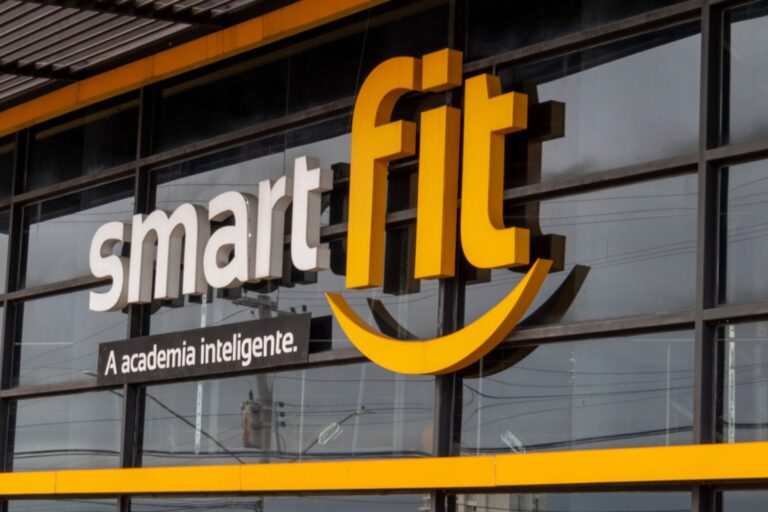 Fachada da Smart Fit, cliente da Vehlor, agente de integração para grandes empresas