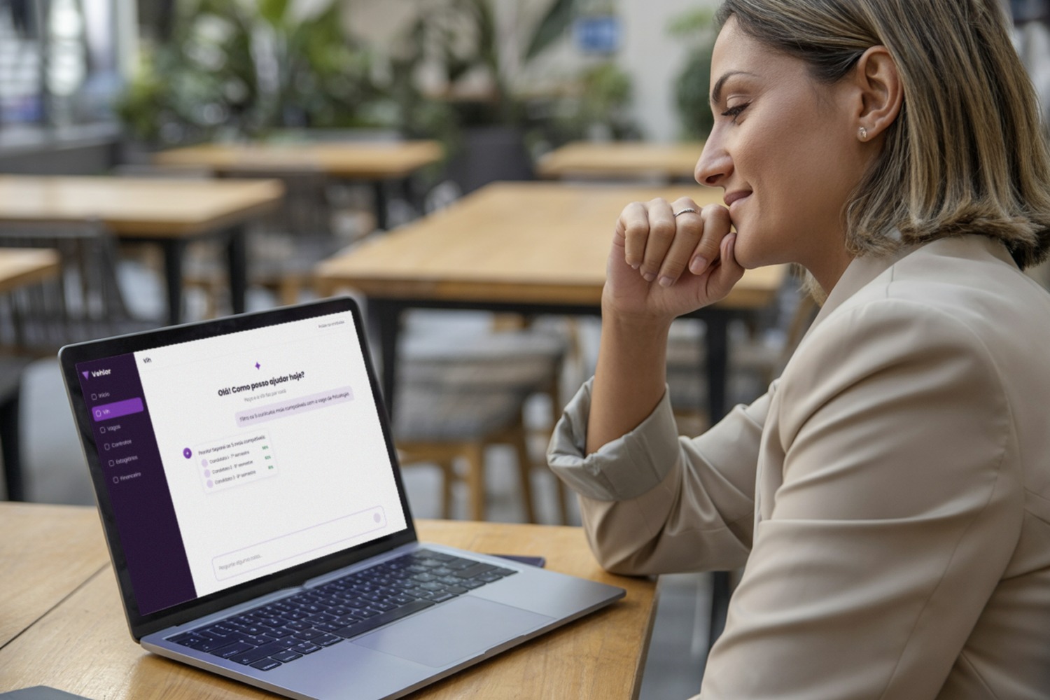 IA para gestão de estágio: analista de RH acompanha no notebook a Vih, da Vehlor, separando os candidatos mais compatíveis